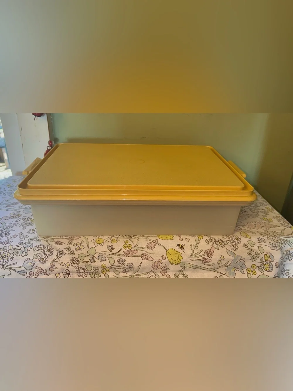 Vintage Tupperware Rectangular Cake Taker, Model 622-2 Harvest Gold